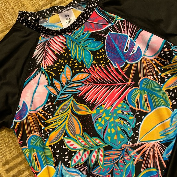 🎁NWT Girls Rashguard 14-16 - Picture 2 of 5